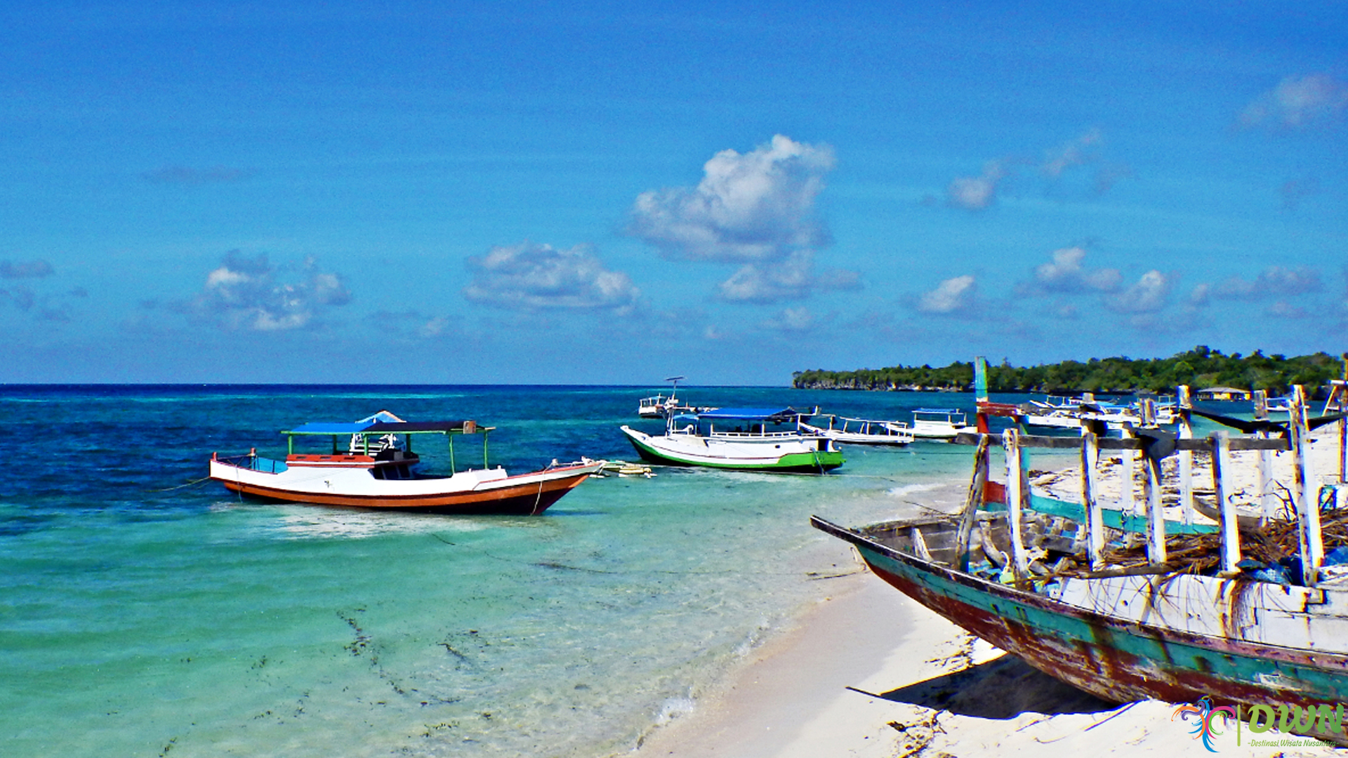 Menghirup Segarnya Angin Pantai di Pulau Liukang Loe