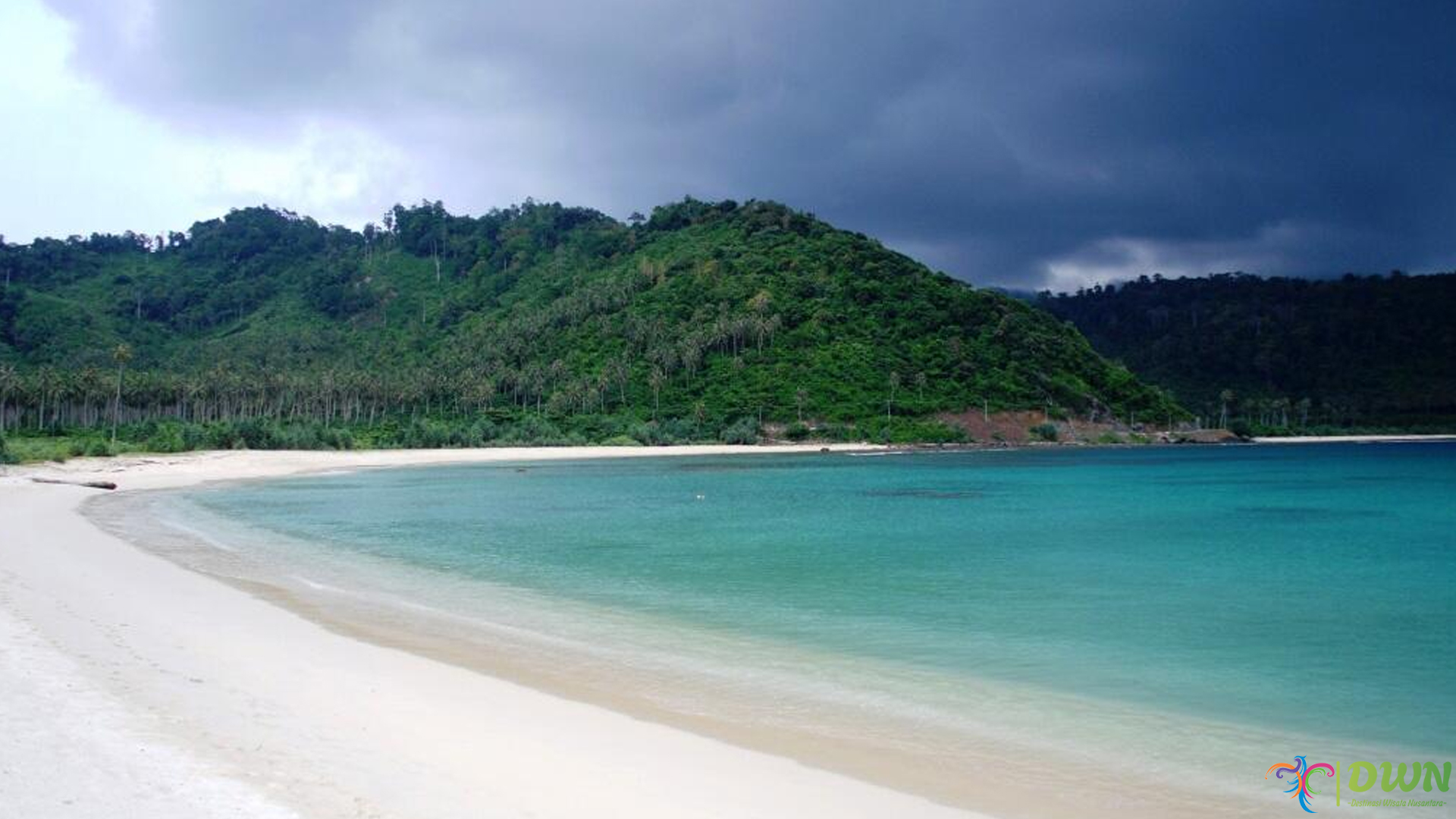 Menikmati Keindahan Pantai Lampuuk: Surga Tersembunyi di Aceh