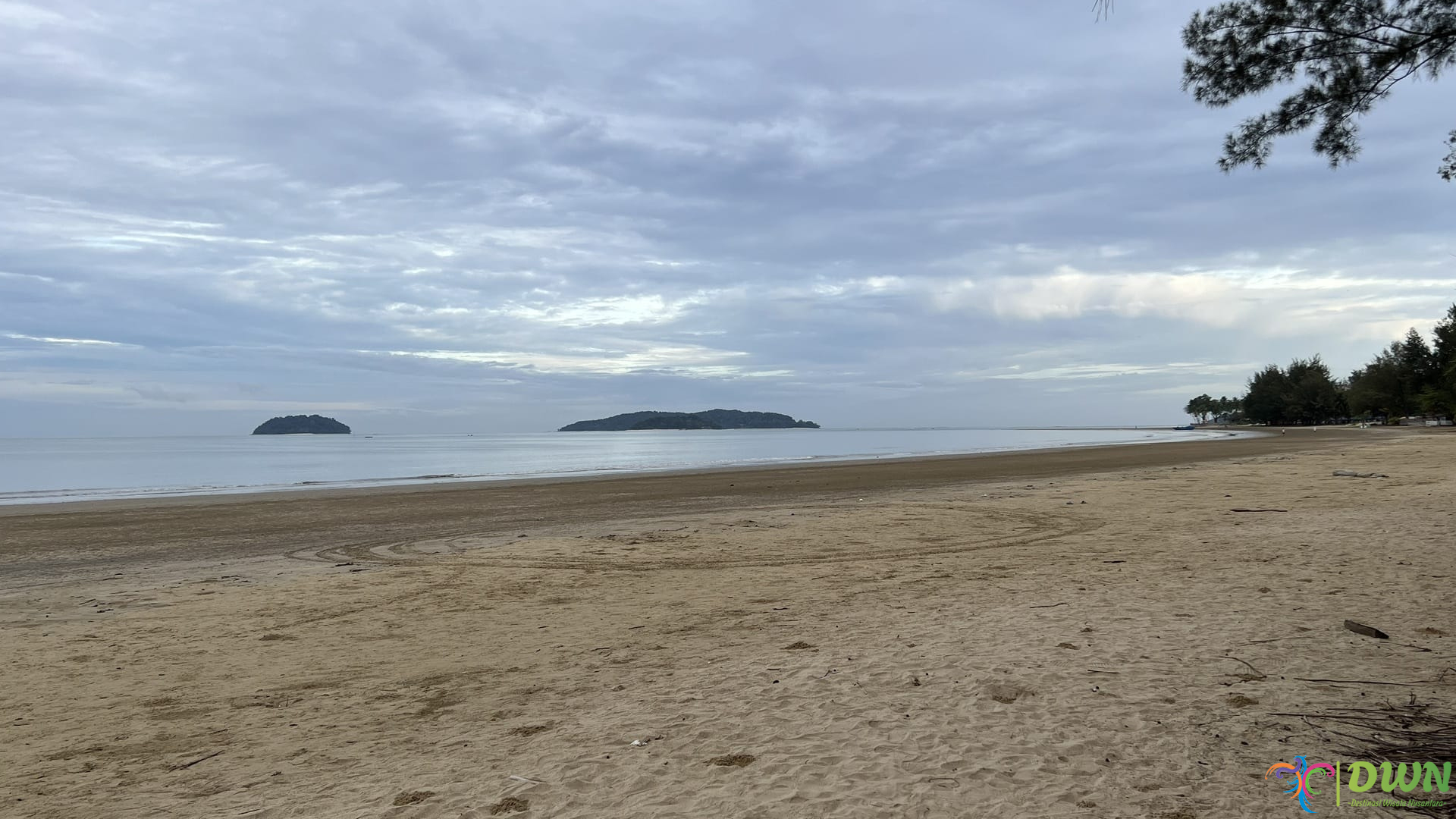 Santai Asyik di Pantai Tanjung Aru: Surga Senja Kota Kinabalu