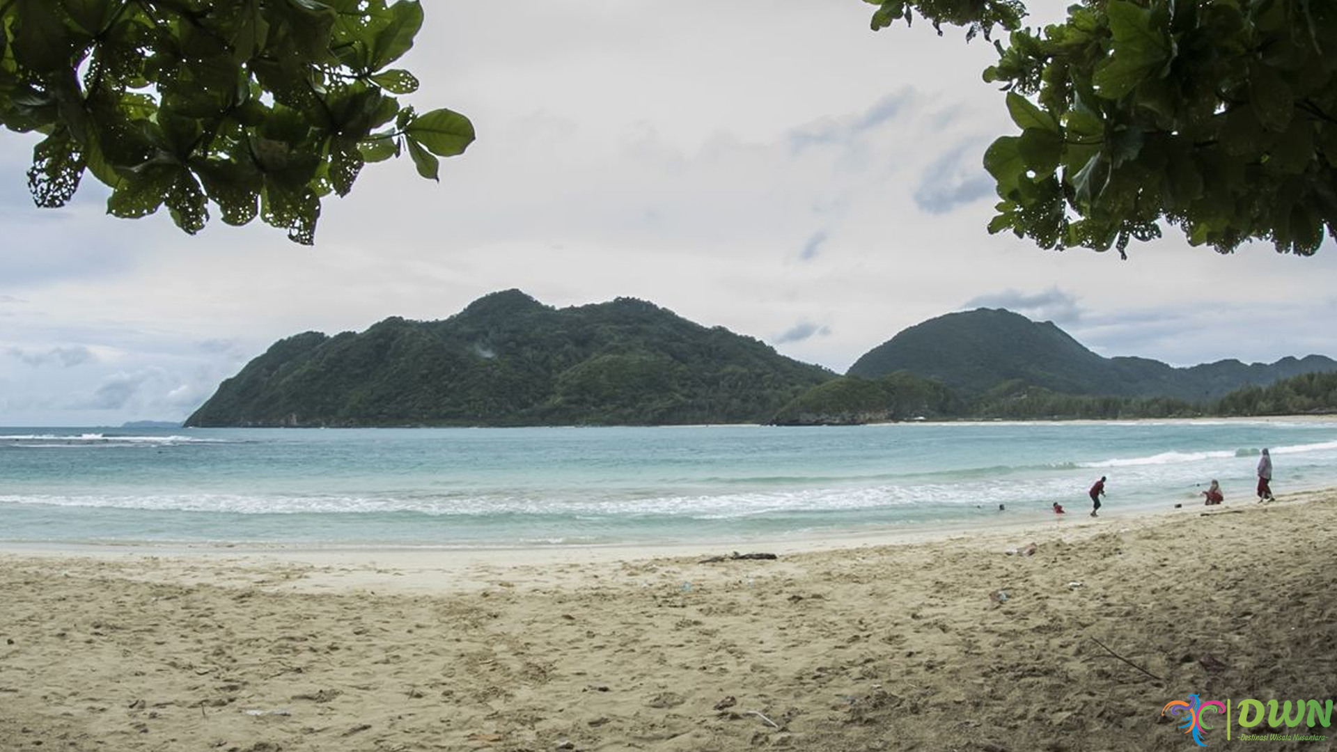 Menikmati Keindahan Pantai Lampuuk: Surga Tersembunyi di Aceh