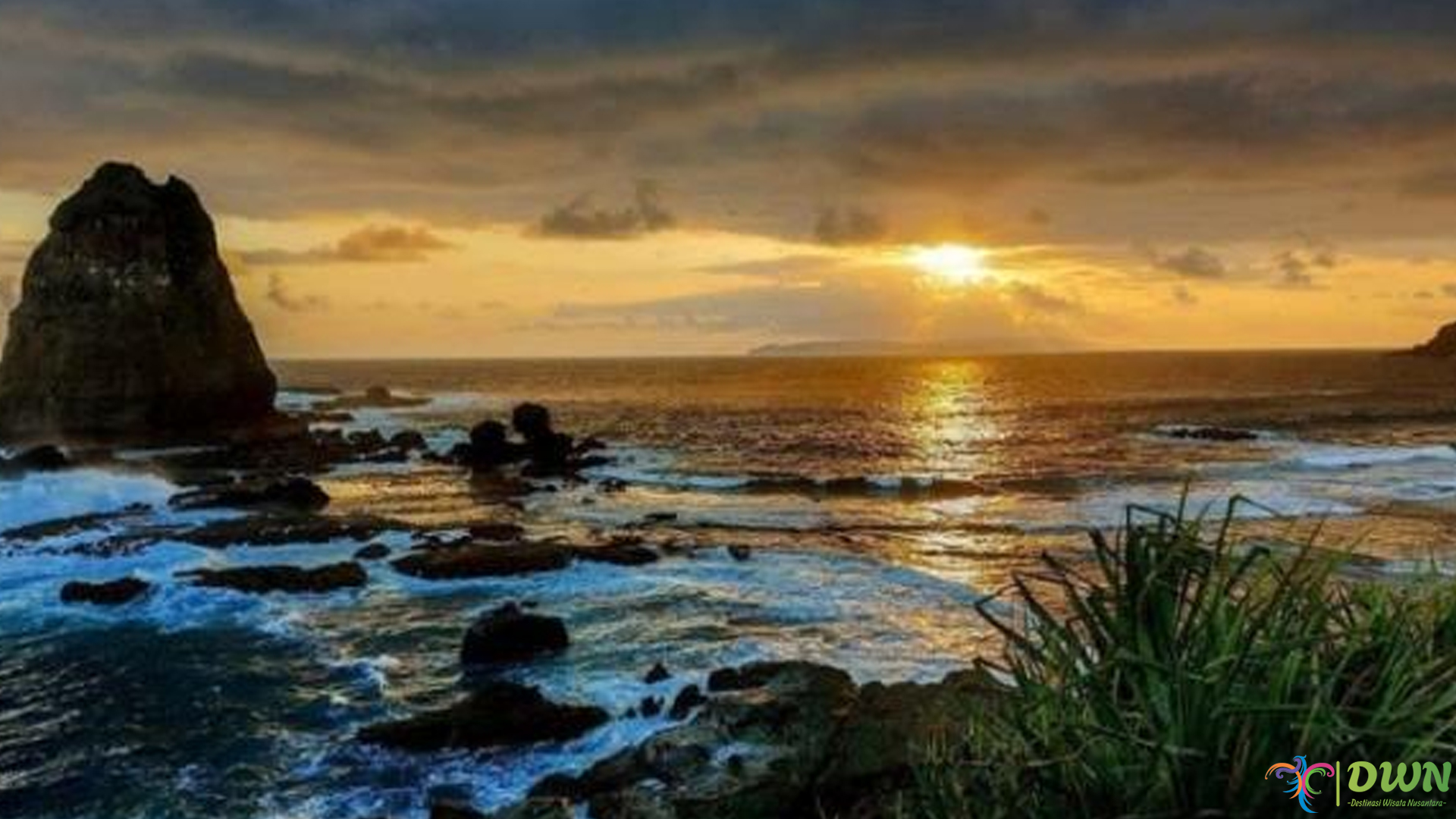 Liburan Santai di Pantai Papuma, Surga Tropis Jawa Timur