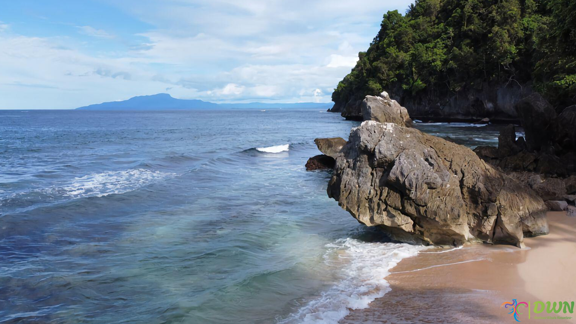 Menyusuri Pasir Putih dan Ombak Lembut di Pantai Base G