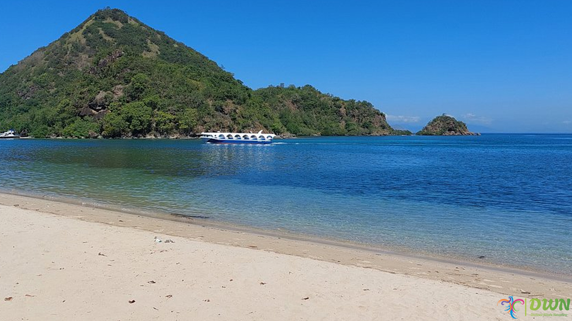 Pantai Waecicu: Destinasi Favorit yang Bikin Kamu Rindu Pulang
