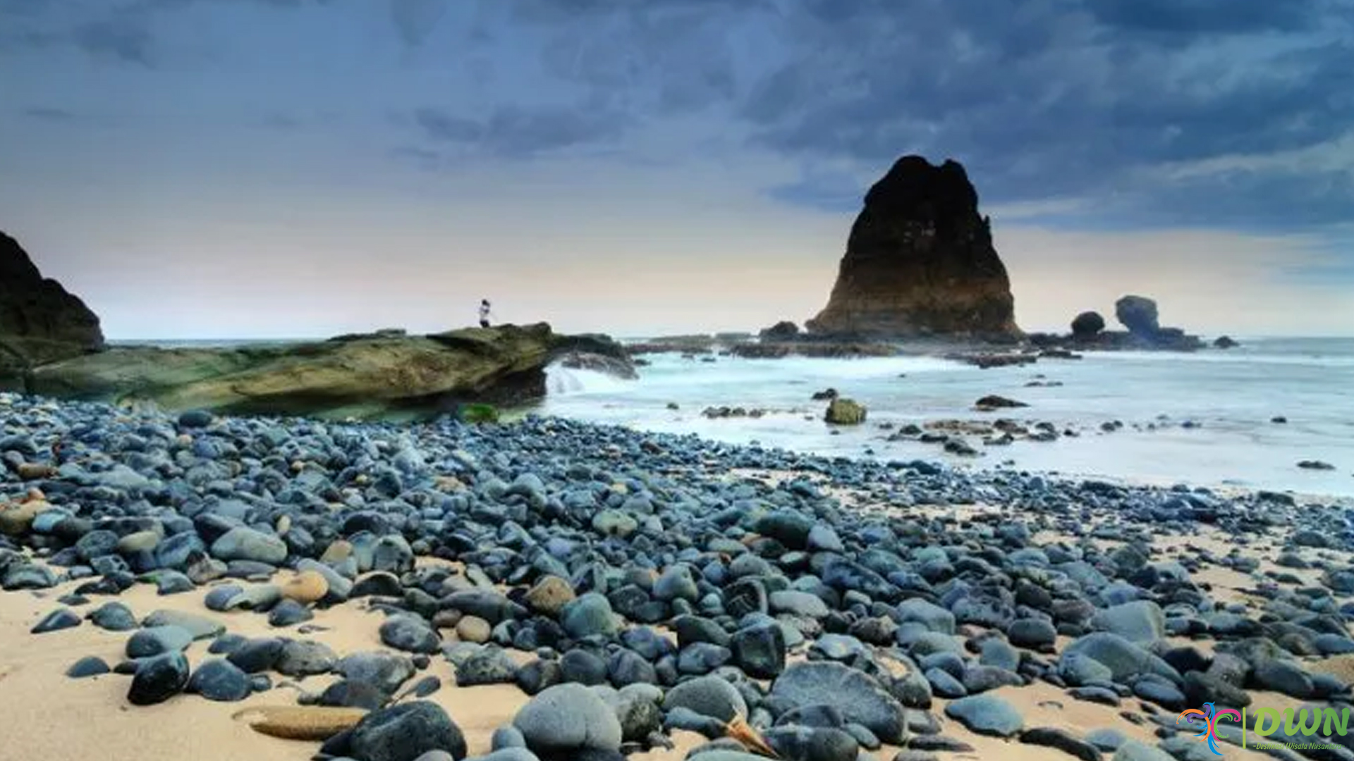 Liburan Santai di Pantai Papuma, Surga Tropis Jawa Timur