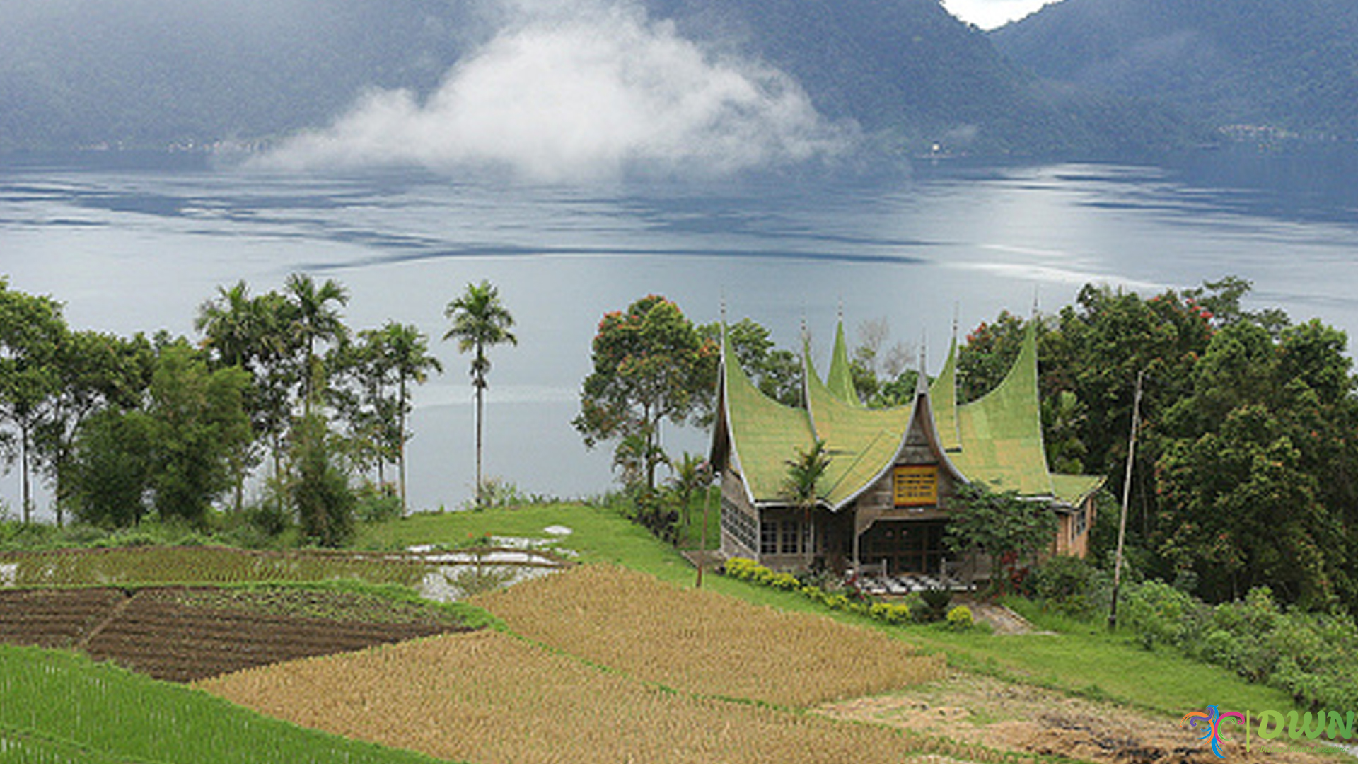 Danau Maninjau: Pesona Tenang di Pelukan Bukit Barisan