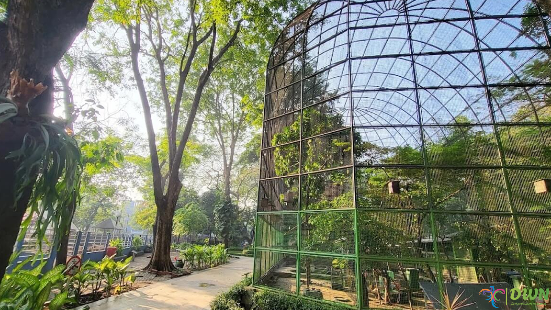 Taman Flora Bratang dan 3 Keindahan Alam yang Memikat Hati