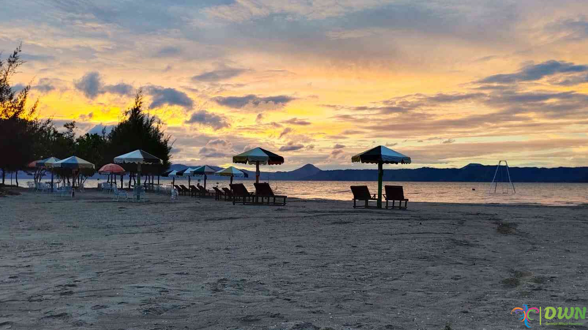 Menyusuri Pasir Putih dan Ombak Tenang di Pantai Batuhoda