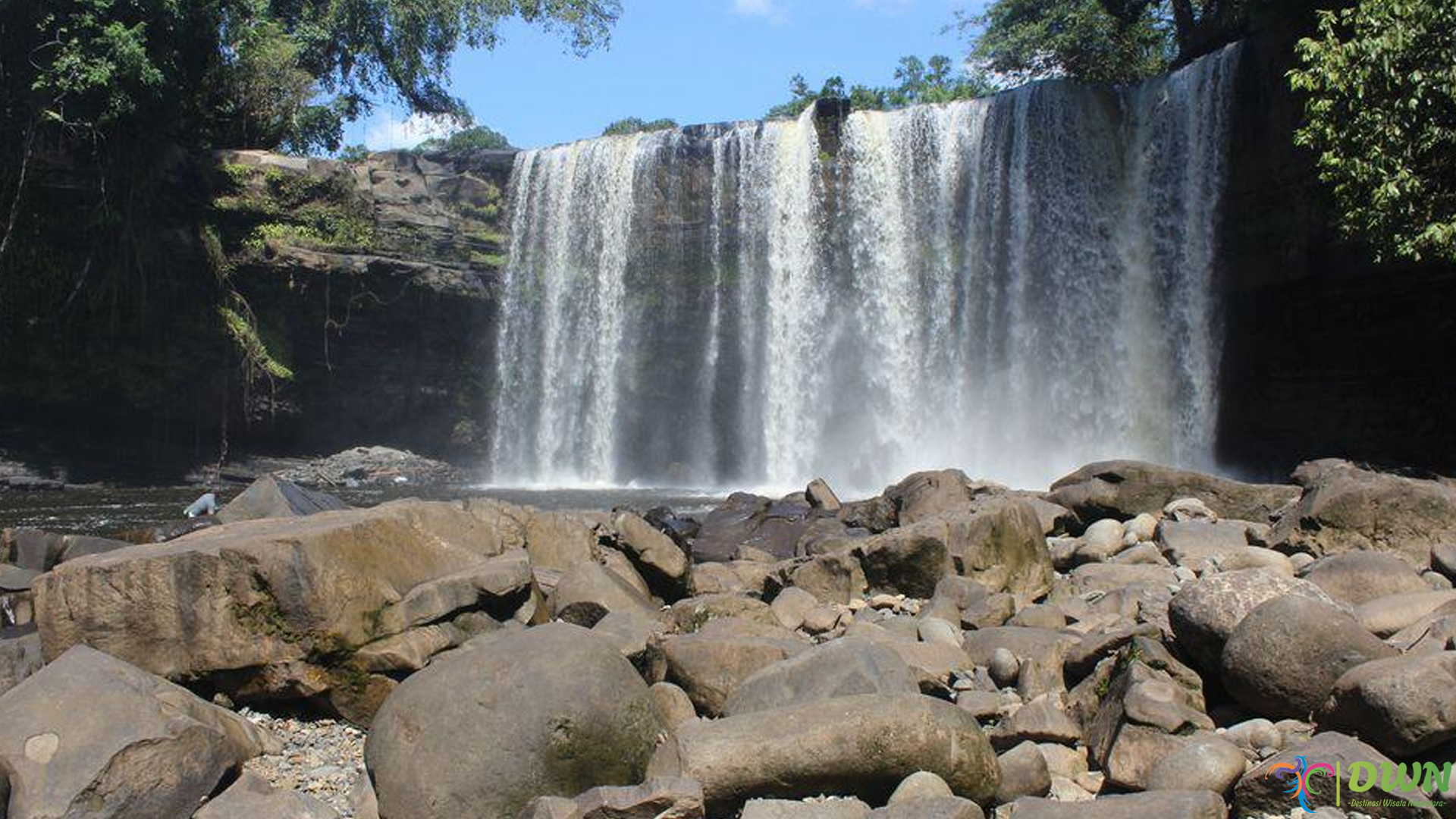 Serunya Menikmati Alam di Air Terjun Riam Merasap yang Eksotis