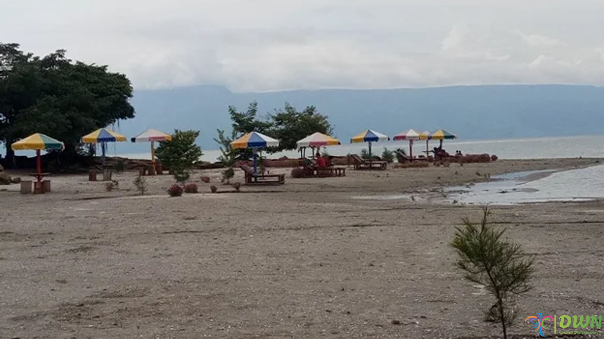 Menyusuri Pasir Putih dan Ombak Tenang di Pantai Batuhoda