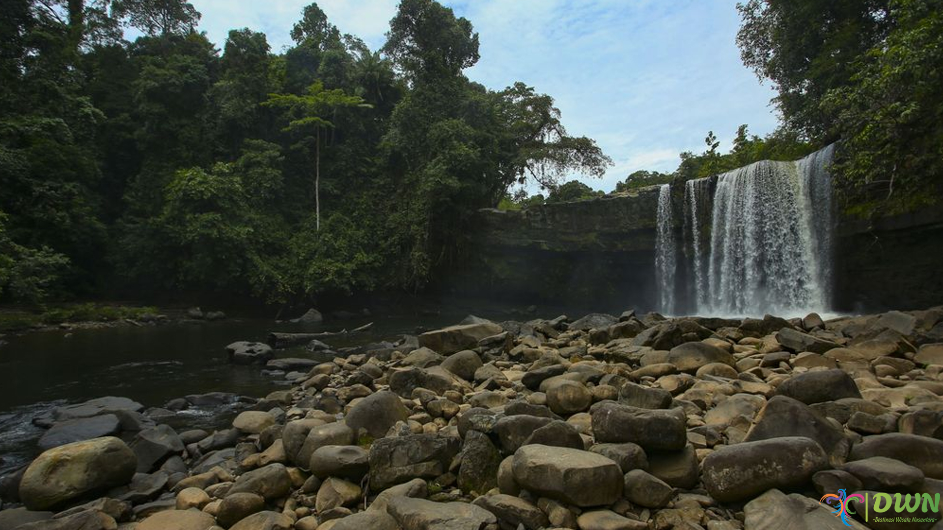 Serunya Menikmati Alam di Air Terjun Riam Merasap yang Eksotis