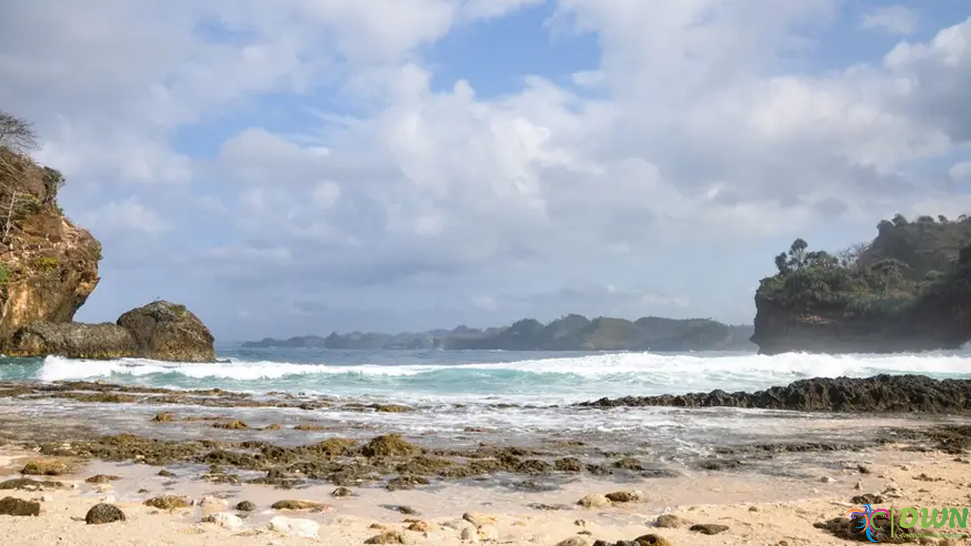 Pantai Batu Bengkung: 4 Pesona Alam yang Penuh Keajaiban
