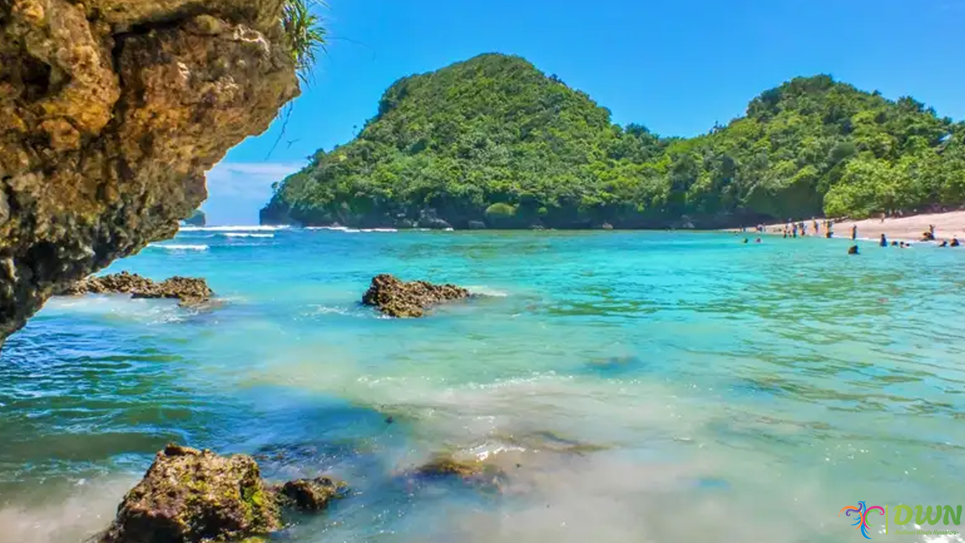 Liburan di Pantai Teluk Asmara, 4 Hal Menarik yang Bikin Betah