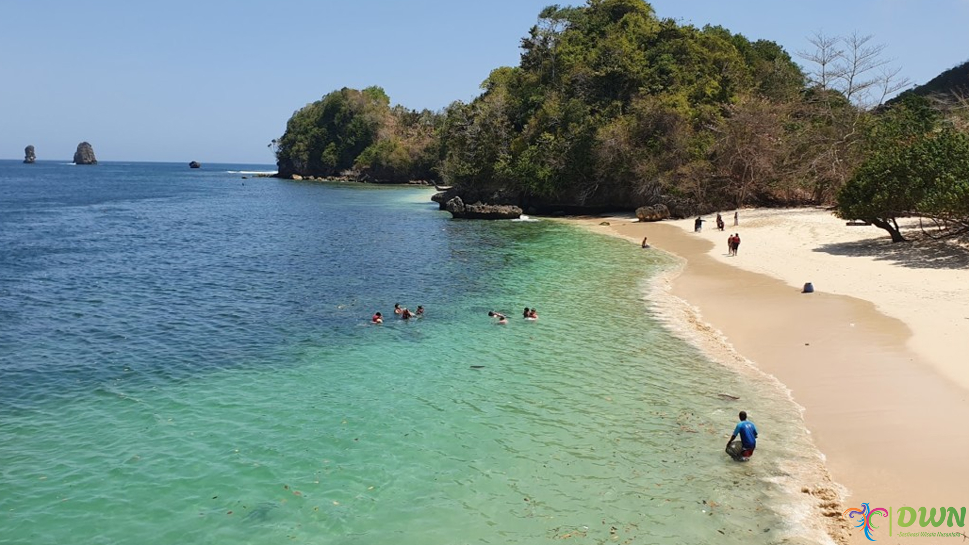 Mengungkap 4 Pesona Alam Pantai Tiga Warna yang Memesona