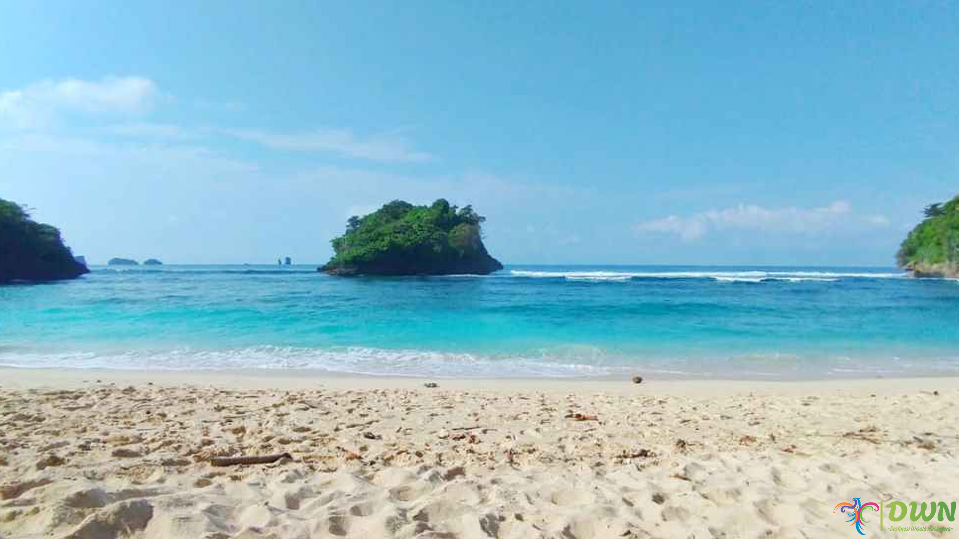 Liburan di Pantai Teluk Asmara, 4 Hal Menarik yang Bikin Betah