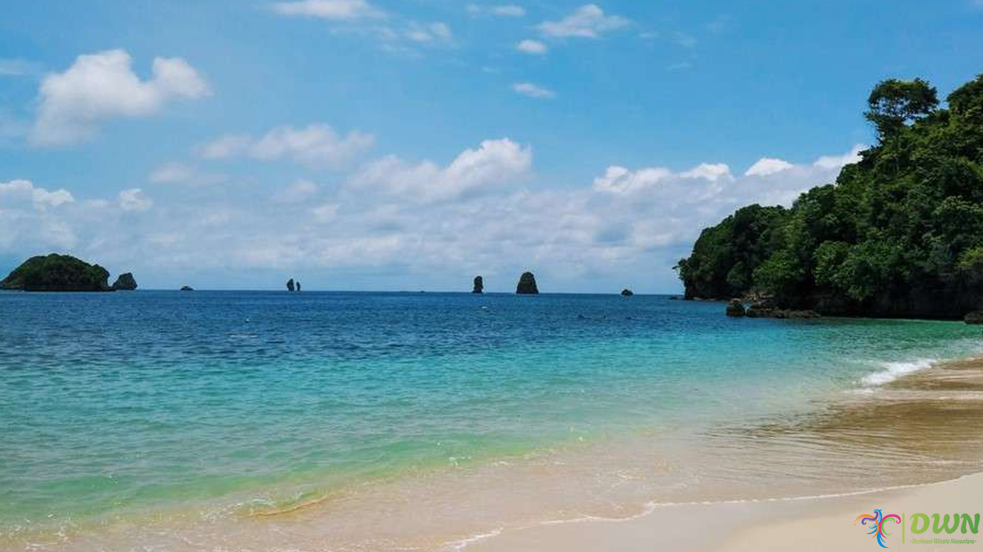Mengungkap 4 Pesona Alam Pantai Tiga Warna yang Memesona