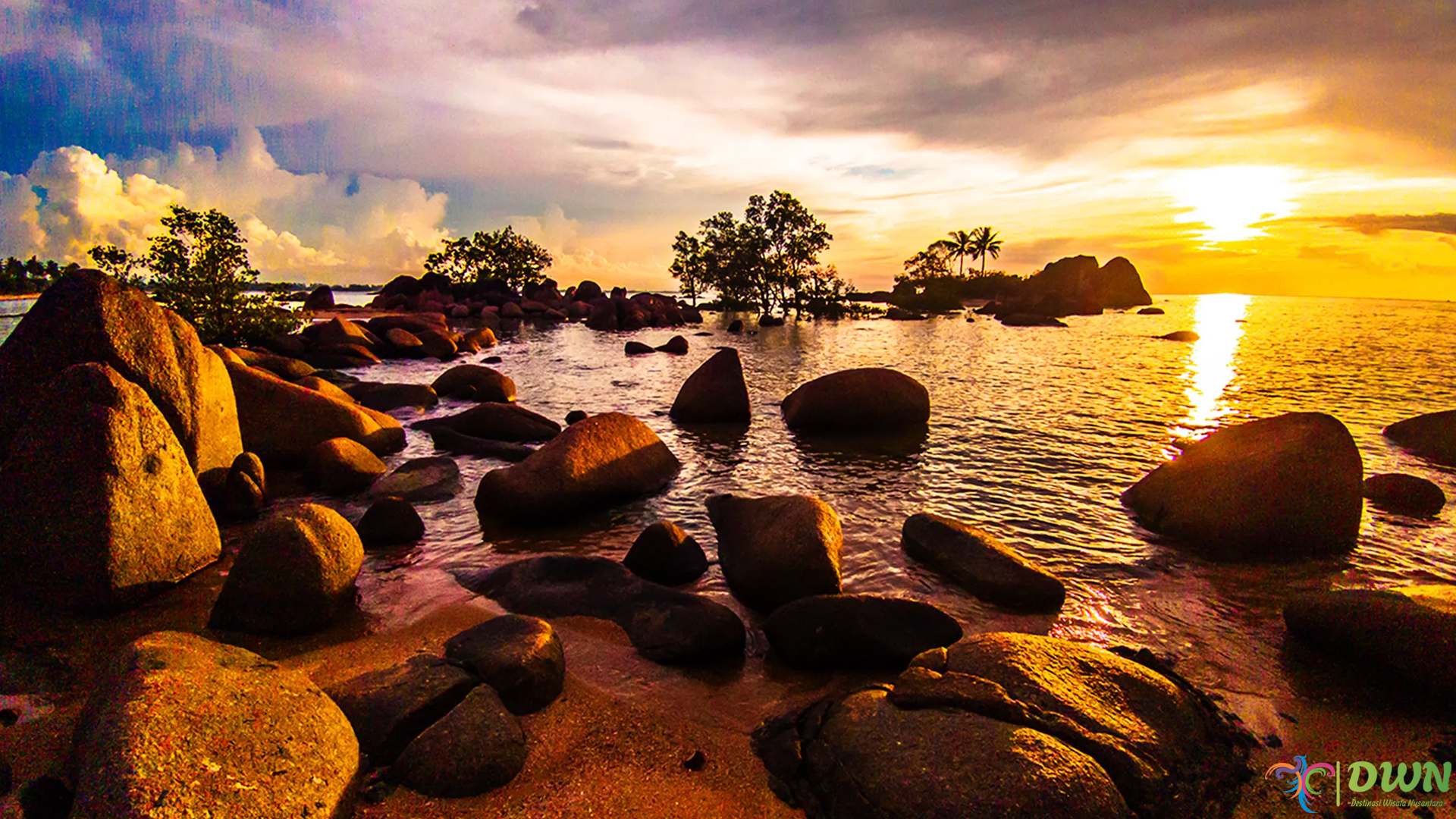 Santai Asyik di Pantai Temajuk Sambas dengan 5 Keunikan Alam