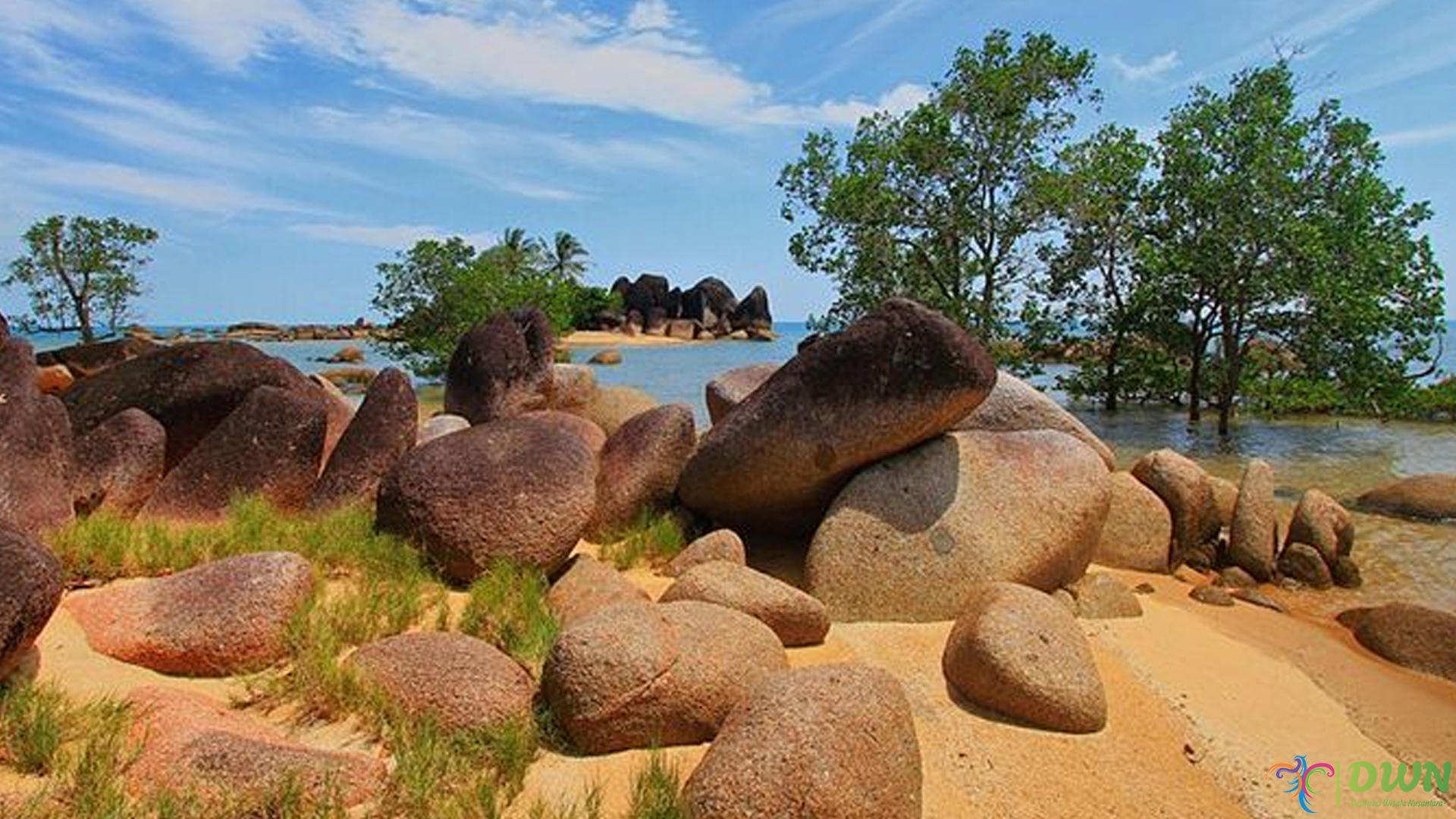 Santai Asyik di Pantai Temajuk Sambas dengan 5 Keunikan Alam