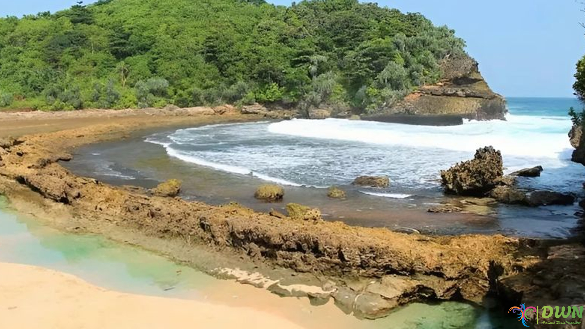 Pantai Batu Bengkung: 4 Pesona Alam yang Penuh Keajaiban