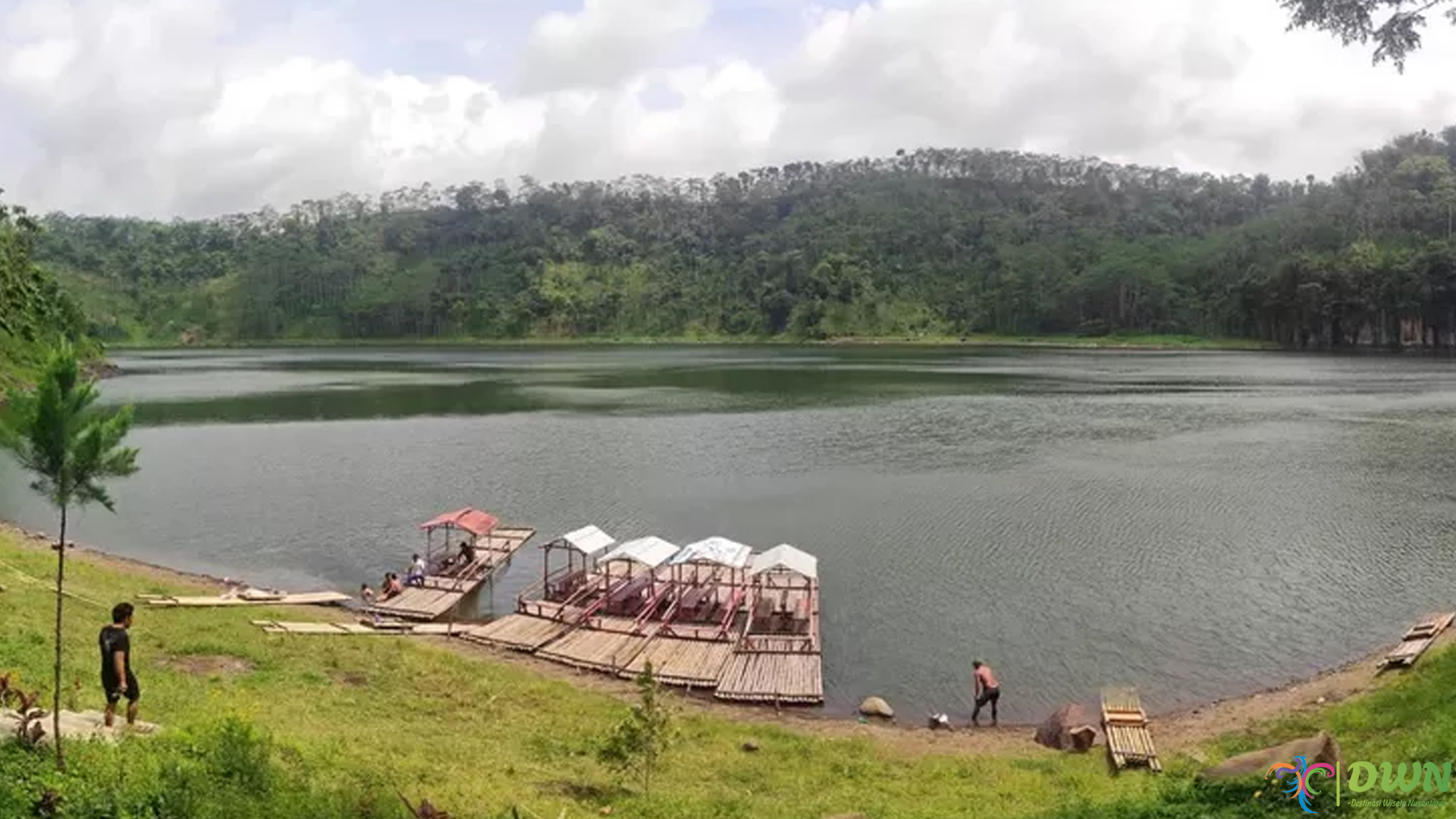 Menikmati Danau Ranu Agung: 5 Aktivitas Air yang Memikat