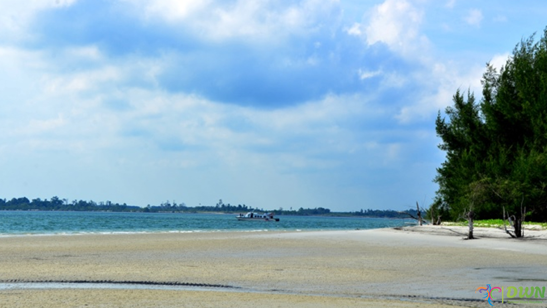 Aktivitas Santai di Pantai Tanjung Medang Dilengkapi 5 Spot Unik