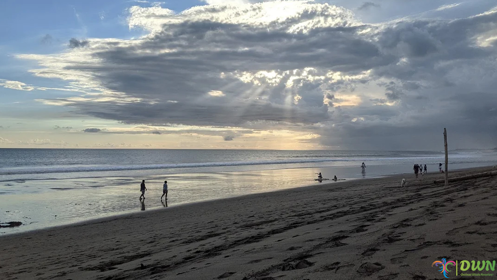 5 Alasan Pantai Batu Belig Menjadi Destinasi Populer di Bali