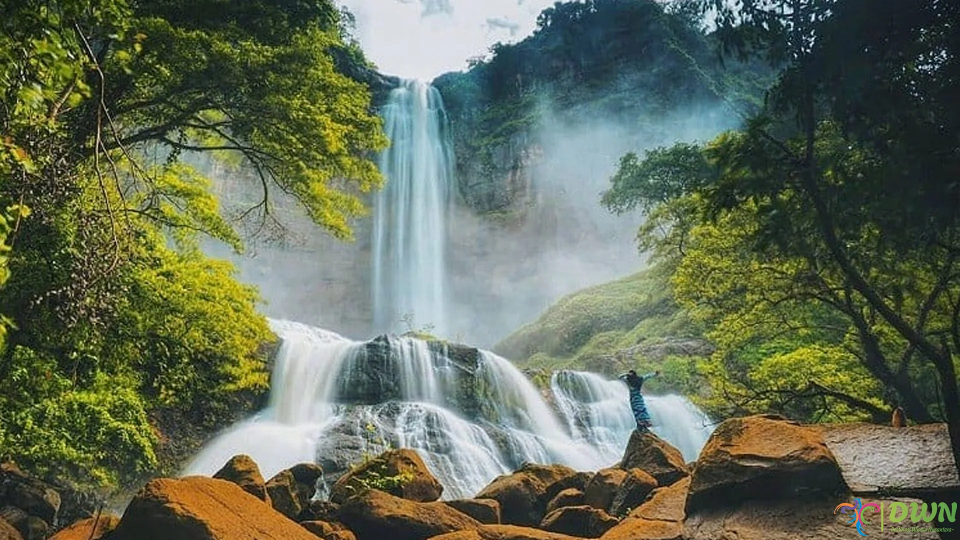 2 Jam Jalan Santuy ke Curug Cikanteh, Unik dan Fotogenik