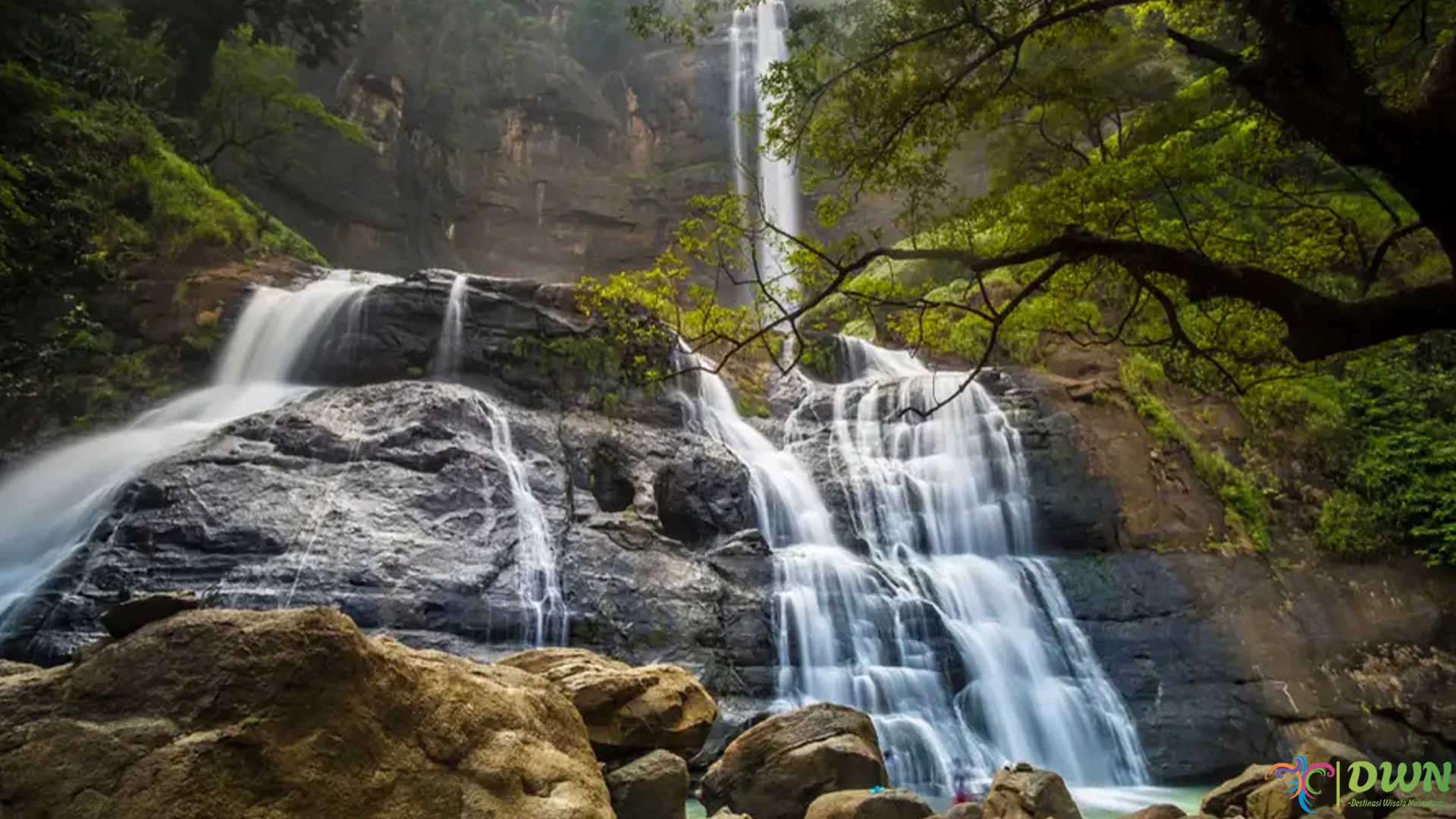 2 Jam Jalan Santuy ke Curug Cikanteh, Unik dan Fotogenik
