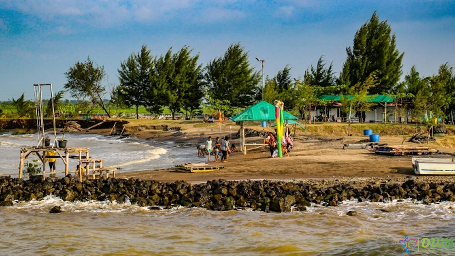 5 Alasan Pantai Plentong Jadi Destinasi Lokal Favorit Pekan Akhir