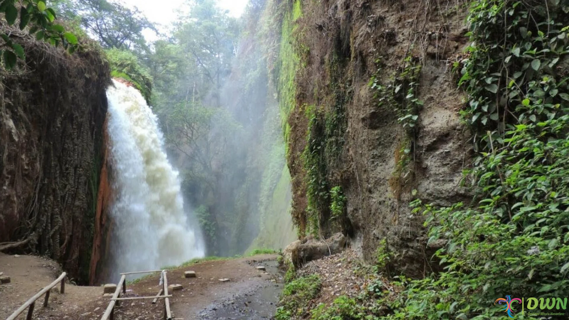Menikmati Keindahan Air Terjun Blawan dengan 4 Spot Foto Terbaik