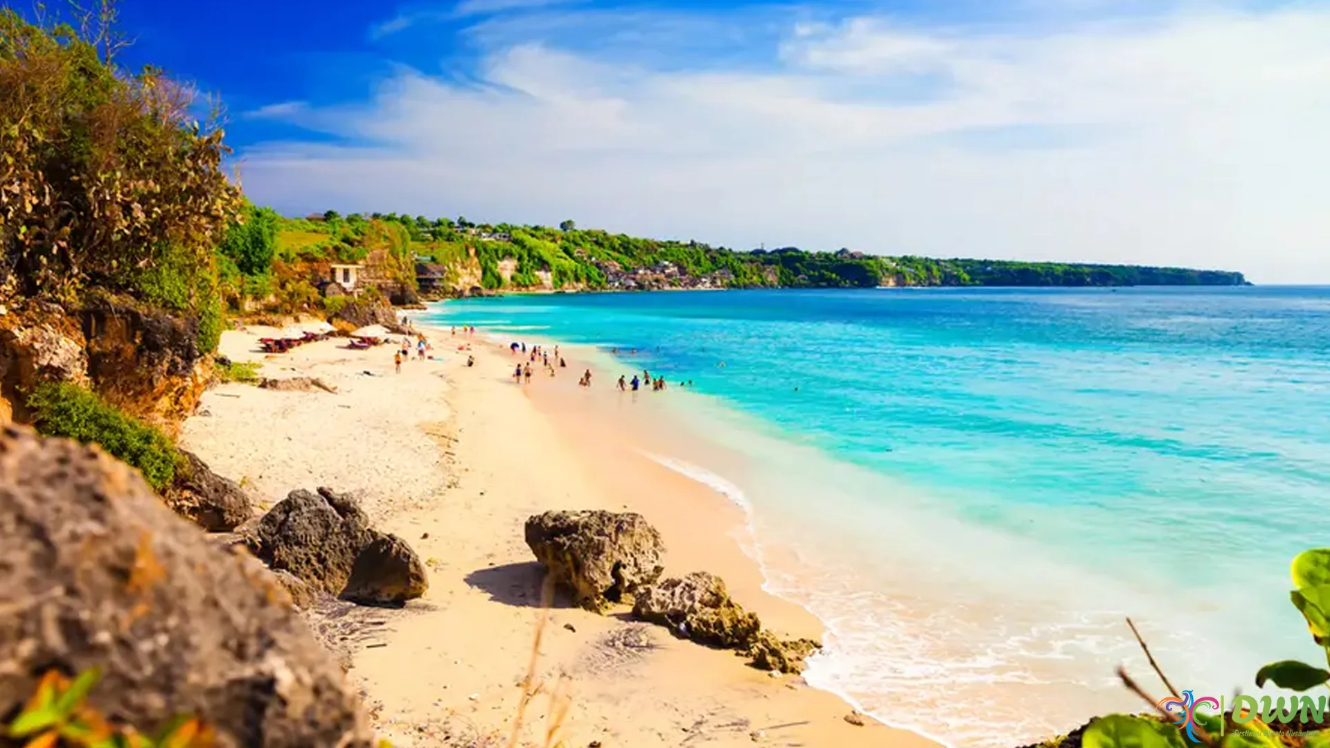 5 Keunggulan Pantai Bingin yang Membuat Wisatawan Betah Lama