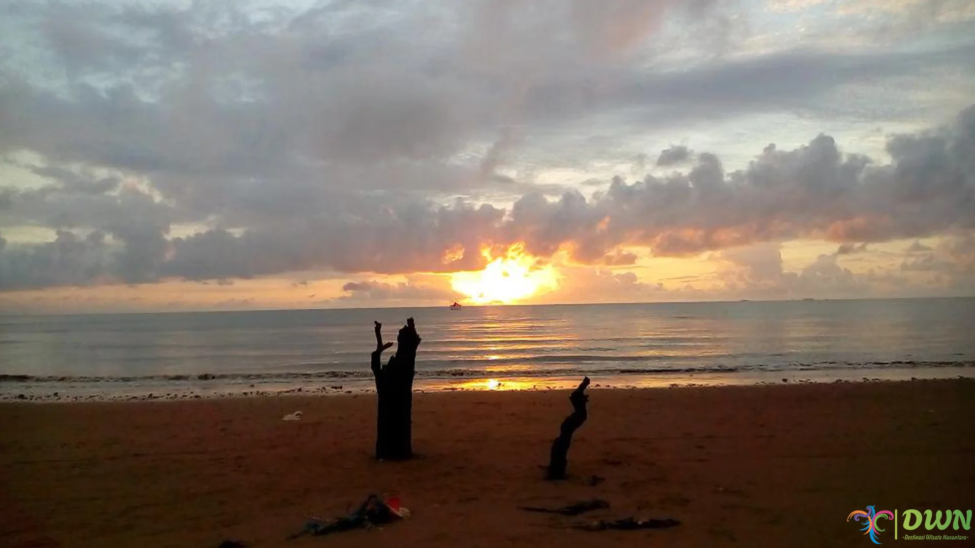 Pantai Serumpun Menawarkan 5 Keindahan Alam yang Memikat Mata