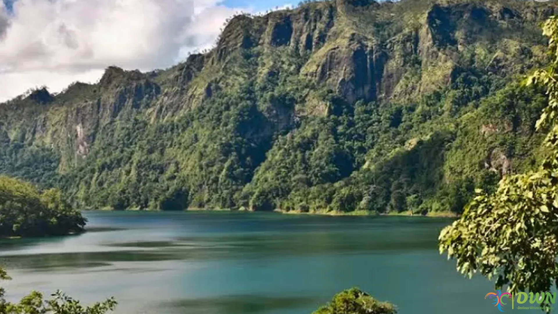 Danau Tihu Tawarkan 5 Pesona Alam Menakjubkan di Nusa Tenggara