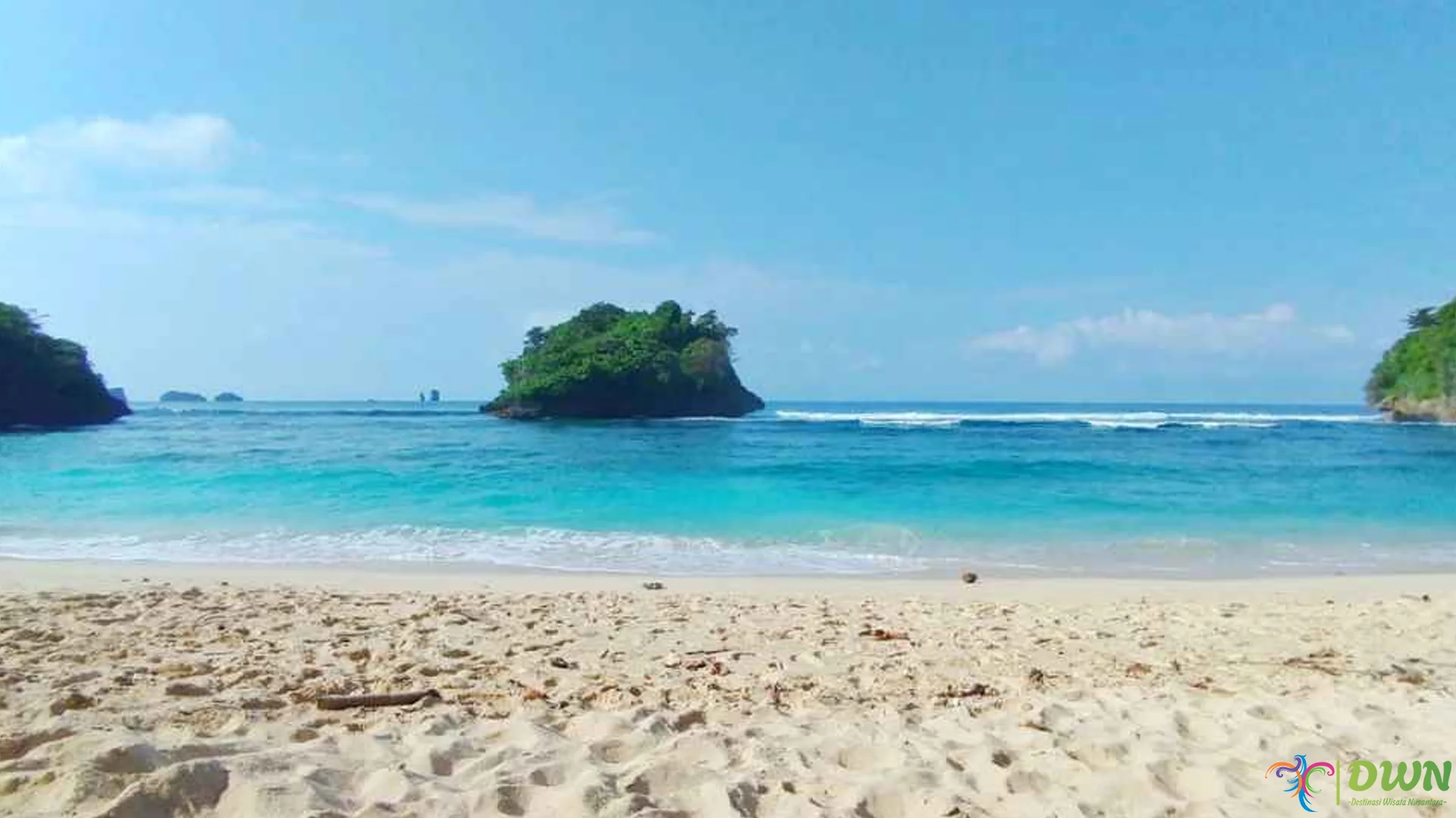 Pantai Teluk Asmara Dengan 5 Daya Tarik Merenda Hati