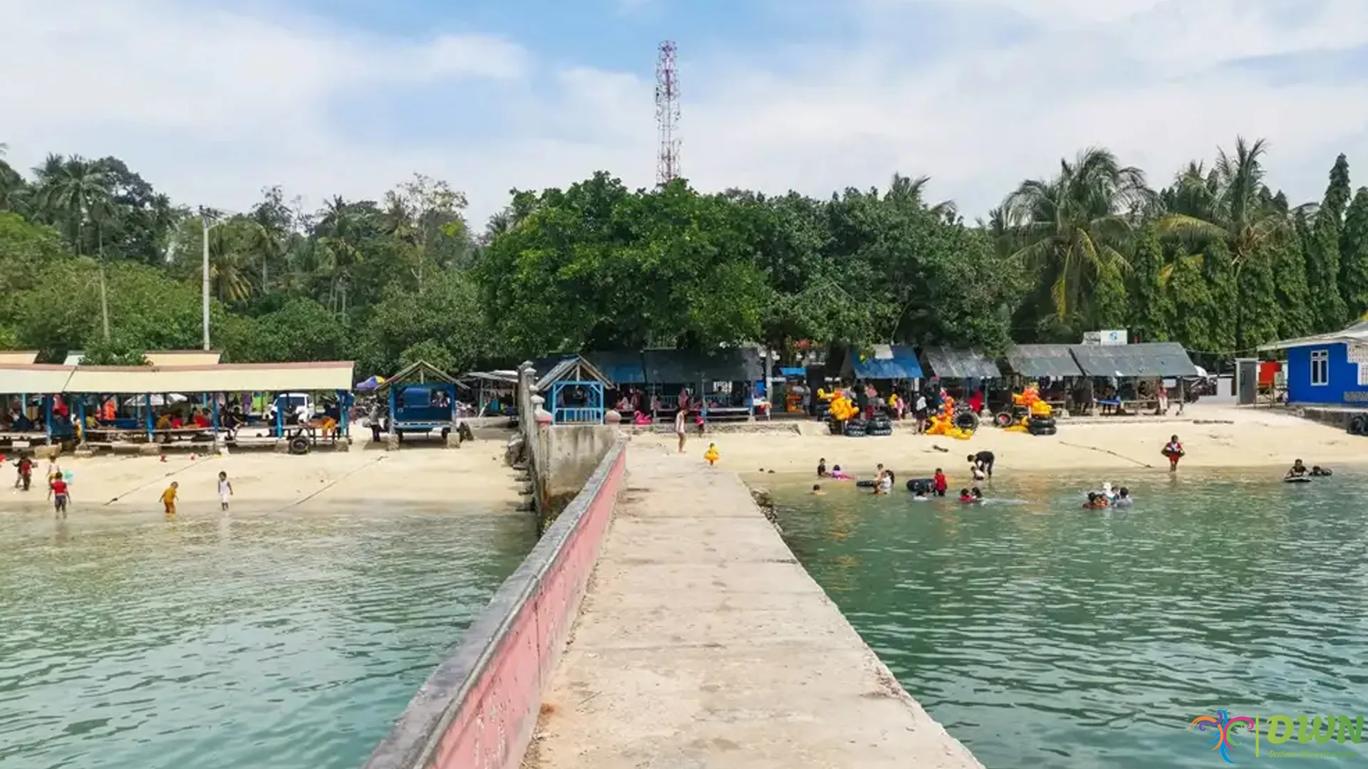 Aktivitas Megah 4 Pantai Mutun Bisa Berenang dan Bermain Pasir