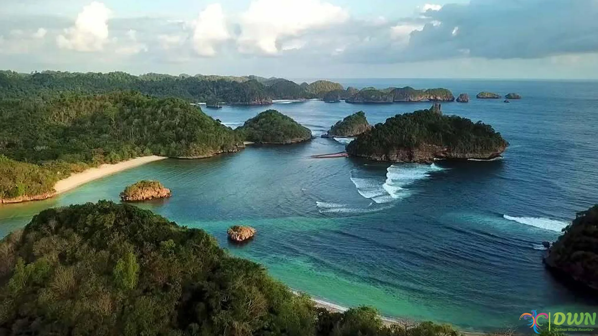 Pantai Teluk Asmara Dengan 5 Daya Tarik Merenda Hati